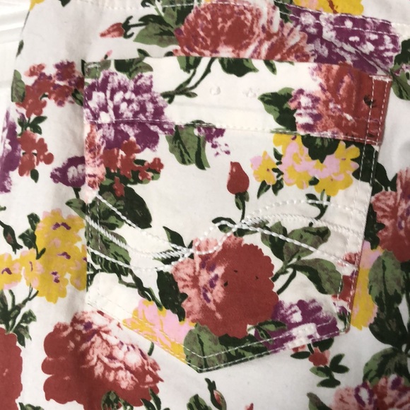 ☀️🌺 Suko Jeans floral cropped jeans NWOT - Picture 3 of 5